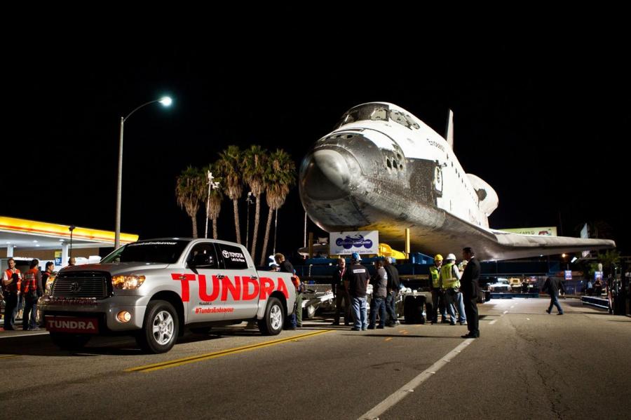  Toyota Tundra Tows the Space Shuttle Endeavour 2012 года  (фото 3 из 3)